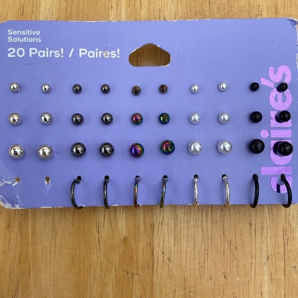 Girl’s Claire’s 20 Pair Earrings - Picture 1 of 2